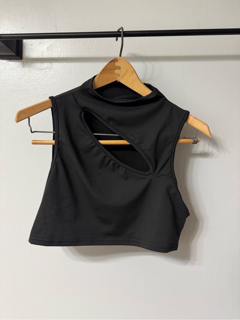 Women’s Black Cutout Sleeveless Crop Top